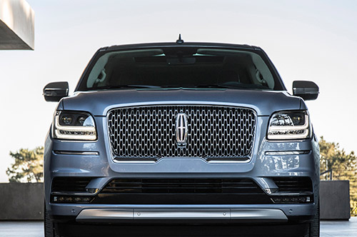 2018-Lincoln-Navigator-front-grille